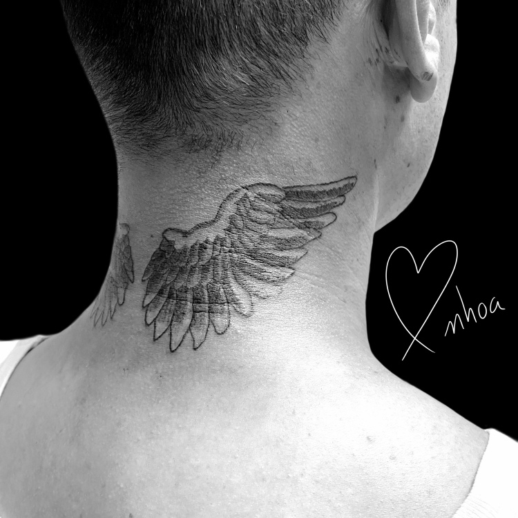 Tatuaje alas en el cuello